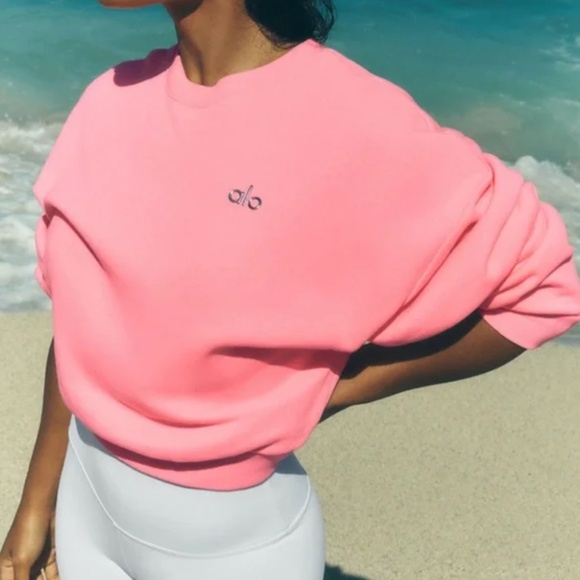 NWT ALO Yoga Women's Cropped Accolade Crewneck Neon Bubblegum Small - Picture 1 of 3
